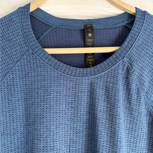 lululemon athletica Men's Textured Blue Long Sleeve Tee